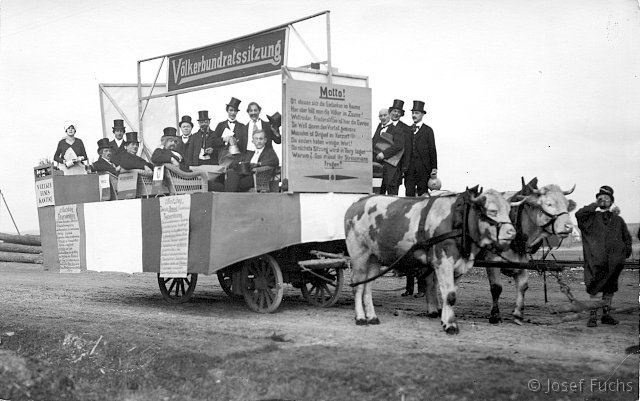 Völkerbundratssitzung im Fastnachtsumzug Ochsenhausen 1928 Parodie auf eine Völkerbund-Ratssitzung im Fastnachtsumzug Ochsenhausen 1928