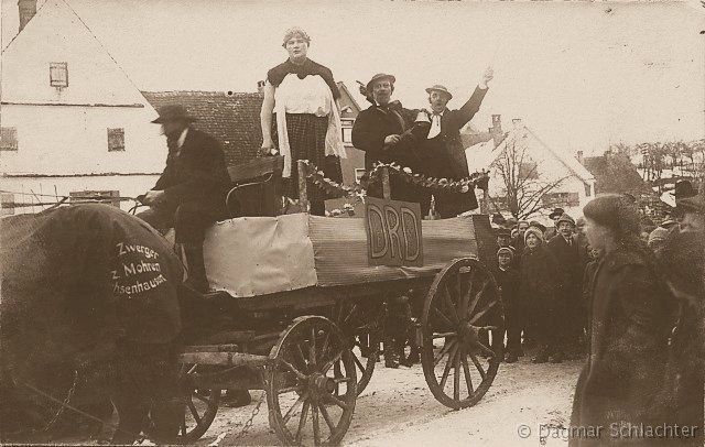 Riesendame bei einem Fasnetsumzug in Ochsenhausen, ca. 1920 Riesen Dame Fastnachtsumzug Ochsenhausen