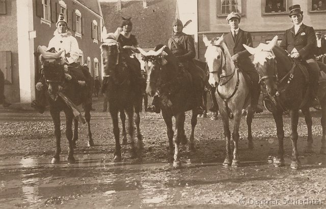 Fastnachtsumzug Marktplatz Ochsenhausen um 1900 - Bild 1 Berittene Narren um 1900