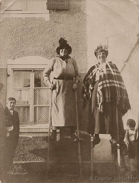 Fastnachtsumzug Marktplatz Ochsenhausen um 1900 - Bild 3 Stelzengänger zur Fastnacht um 1900