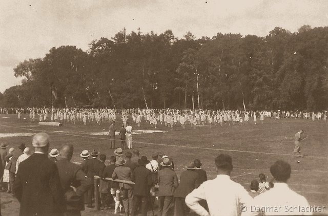 Turnerfest auf dem Gigelberg in Biberach Platz vor der Gigelberghalle Biberach um 1900