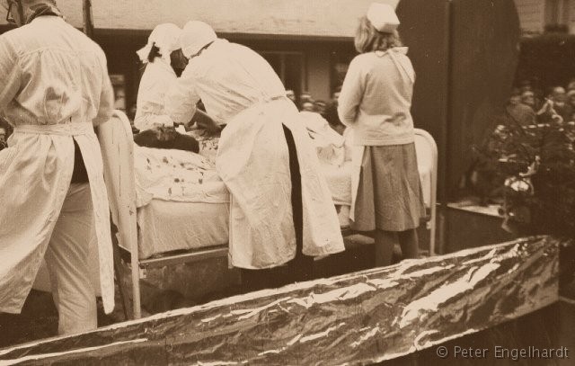 Fasnet Ochsenhausen 1969, eine Notoperation. Krankenhausbelegschaft beim Fastnachtsumzug