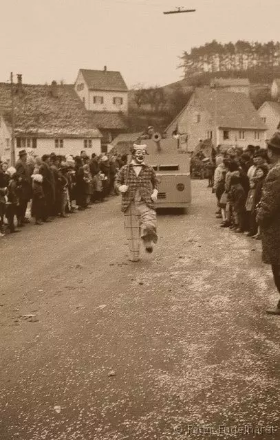 Sturmgeschütz mit Clown in der Ochsenhausener Fasnet 1969