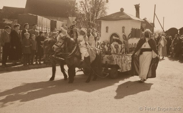Der Fasnetsumzug von 1960 in Ochsenhausen Ponywagen im Fasnetsumzug von 1960 in Ochsenhausen