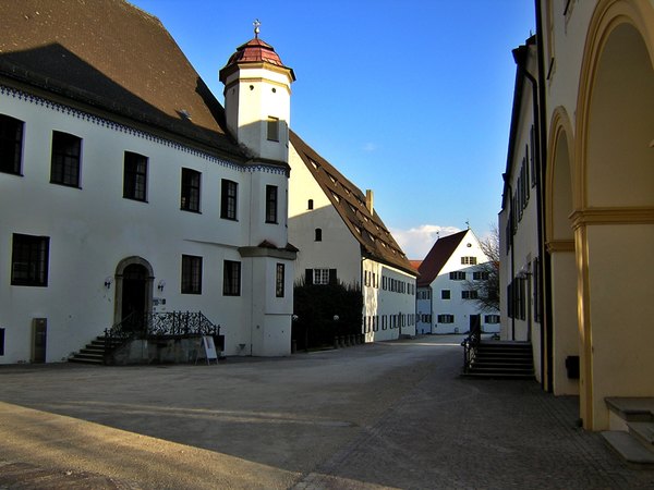 Links Prälatur, dahinter der ehemalige Küchenbau. Rechts Fürstenbau, dahinter das heutige Klostermuseum Ochsenhausen Prälatur Kloster Ochsenhausen