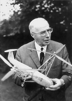 Henrich Focke mit Modell Fa 223 (Siehe Bildnachweis) Henrich Focke mit Modell Fa 223