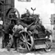 Lokomobile vor einer Scheine mit angeschlossener Dreschmaschine und Arbeitern, um 1925
