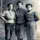Drei junge Damen im Matrosenlook um 1910 in einem nordfranzösischen Atelier.