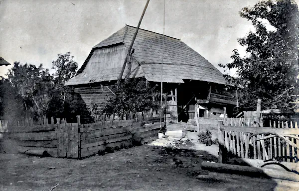 Altes osteuropäisches Bauernhaus um 1920 Ungekünstelte Aufnahme eines sehr alten osteuropäischen Bauernhauses.