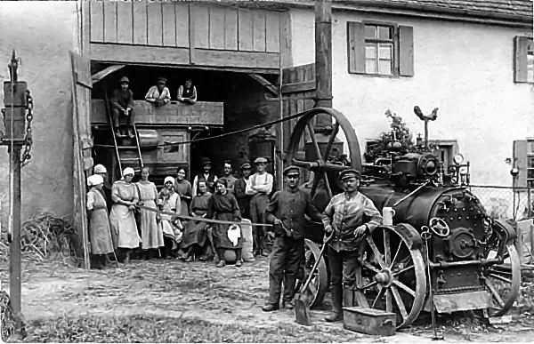 Lokomobile mit Dreschmaschine Lokomobile vor einer Scheine mit angeschlossener Dreschmaschine und Arbeitern, um 1925