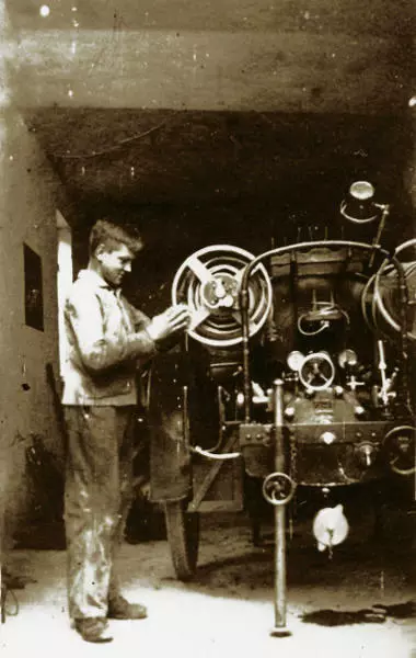 Arbeiten an einem Feuerwehrfahrzeug um 1930