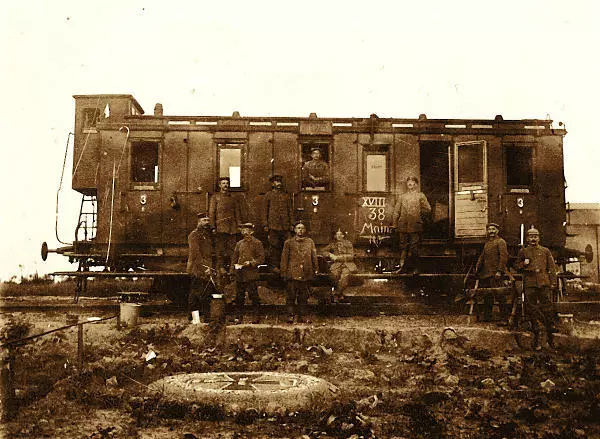 Trupp der deutschen Armee vor einem Eisenhahnwagon in Frankreich 1914-18