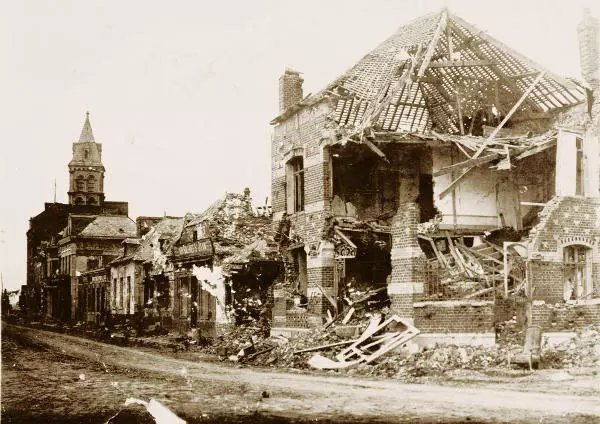 Zerstörtes Haus in Nordfrankreich im ersten Weltkrieg