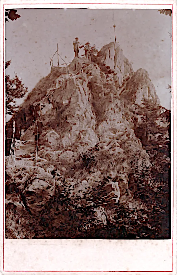 Altes Foto von Männern auf den Treppen zum Hübichenstein