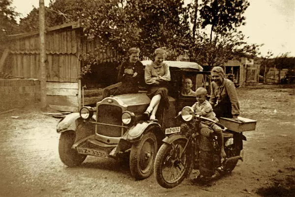 Kinder auf einem Motorrad von NSU und einem PKW von Opel um 1937