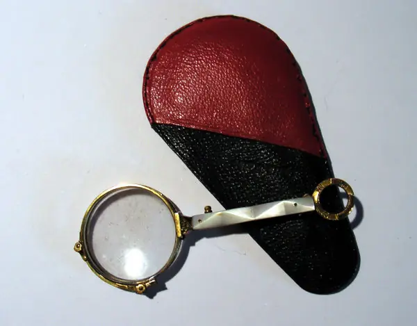 Restauriertes Foto: Foto einer Jugendstil Lorgnette um 1900 Dieselbe Lorgnette in eingeklapptem Zustand