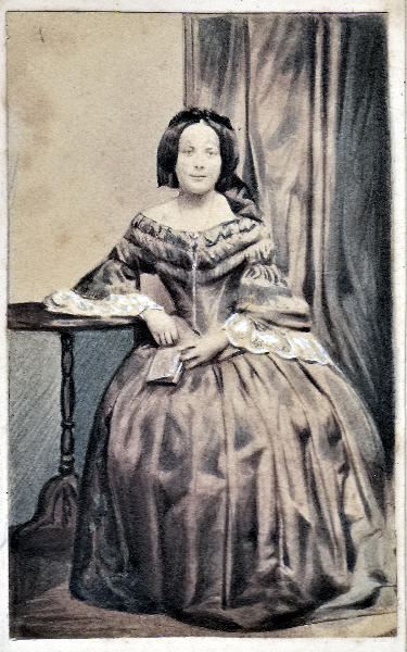 Photographie einer eleganten Dame um 1860 Studiofotografie einer Dame um 1860