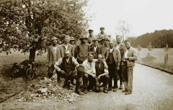 Eine Gruppe von Straßenarbeitern um 1925