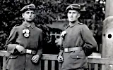 Zwei Junge Männer ziehen in den Krieg
