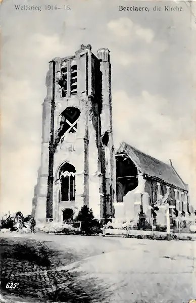Historische Postkarte der Kirche von Becelaere im Jahr 1917 mit Kriegsschäden und Stützbalken