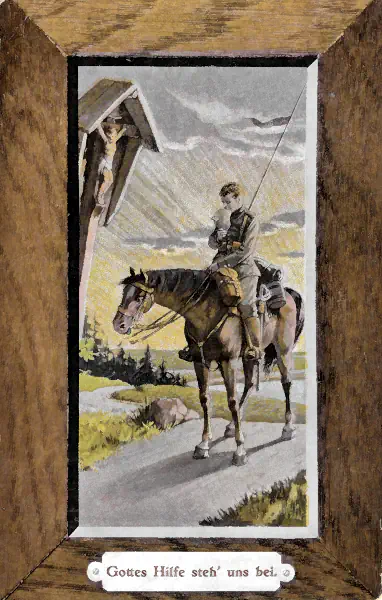 Historische Kriegspostkarte aus dem Ersten Weltkrieg: Ein betender Ulan mit Lanze vor einem Wegkreuz.