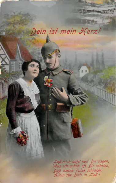 Eine blumengeschmückter Soldat umarmt vor heimatlicher Landschaft sein Mädel.