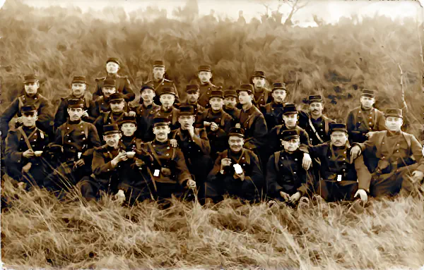 Gruppenfoto einer französichen Infanterieeinheit an der belgischen Grenze.