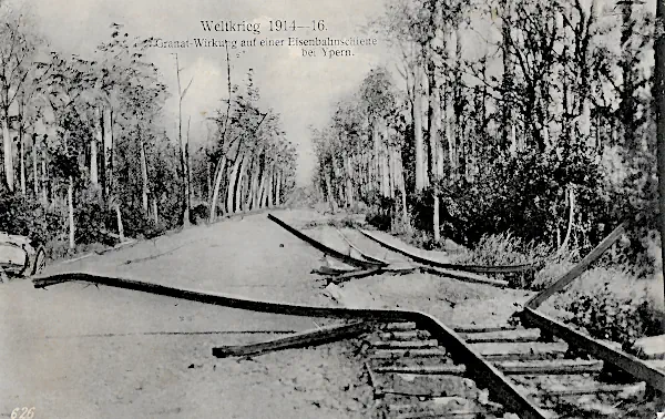 Durch Artilleriebeschuss völlig verbogene und verdrehte Eisenbahnschienen im zerbombten Wald bei Ypern.