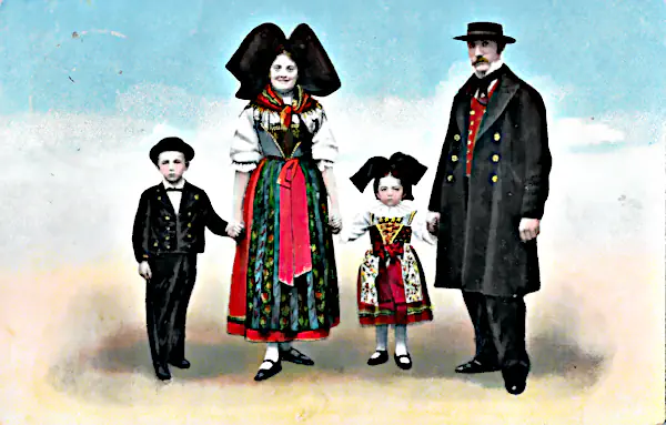 Eine Familie mit Mädchen und Jungen in elsässischer Tracht