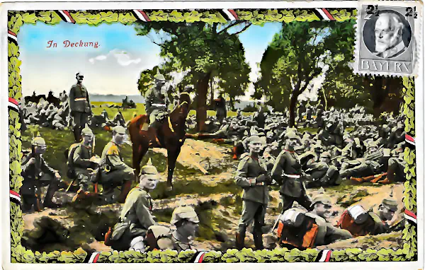 Historische Militär-Postkarte „In Deckung“ (1917) mit Eichenlaub-Rahmen und bayerischer Überdruckmarke.