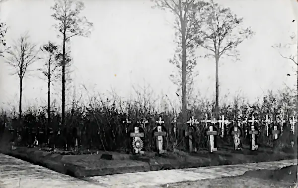 Ansicht von gepflegten provisorischen Kriegsgräbern, vermutlich der Friedhof eines Lazaretts.