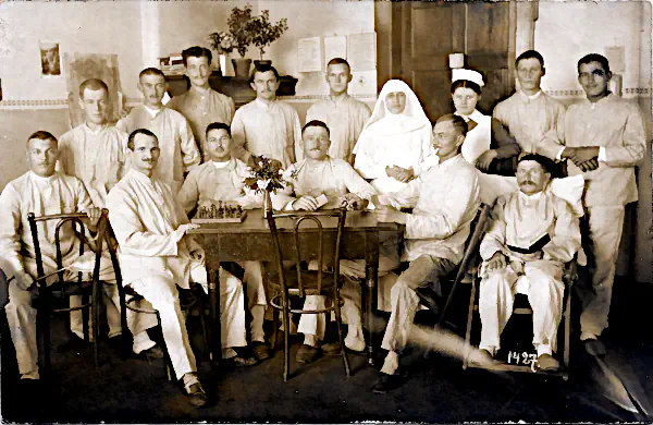 Historische Postkarte von 1916 aus einem Lazarett in Immenstadt mit verwundeten Soldaten und Pflegekräften.