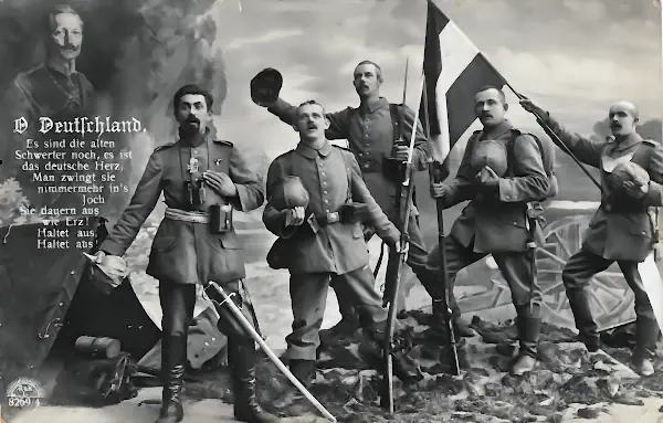 Studioaufnahme einer heroisierender Gruppe als Soldaten verkleideter Männer.