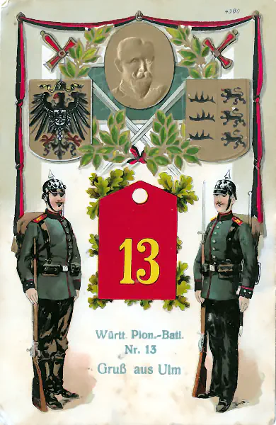 Zwei Soldaten unter dem Portät des Königs von Württemberg mit beiden Reichswappen.