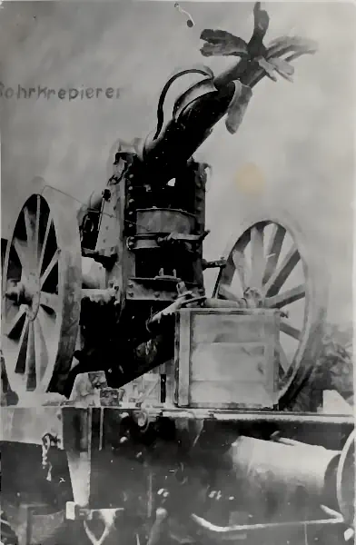 Fotografie eines Geschützes mit Rohrkrepierer auf einem Eisenbahnwagen.