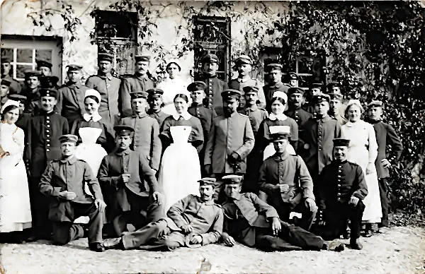 Historisches Gruppenfoto des medizinischen Personals einer Sanitätseinheit im Ersten Weltkrieg vor einem Gebäude