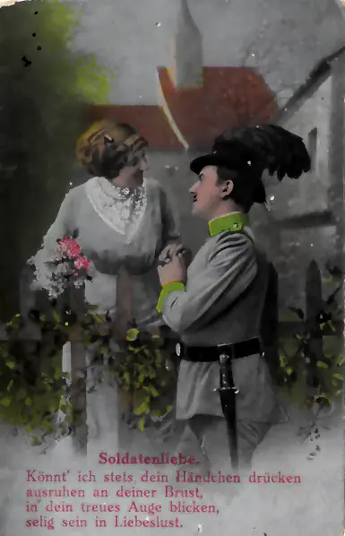 Historische Postkarte „Soldatenliebe“ um 1900: Soldat mit Federhut am Gartenzaun bei einer jungen Frau.
