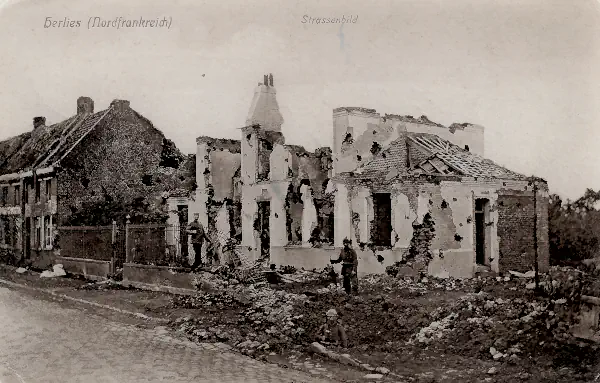 Historische Ansichtskarte, die eine zerstörte Straße in Herlies (Nordfrankreich) mit deutschen Soldaten zeigt.