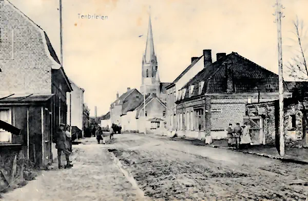 Historische Postkarte von Tenbrielen im Jahr 1917 mit deutschen Soldaten und Blick auf die Kirche