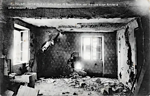 Ein von einer Granate getroffenes Zimmer in einem Haus.