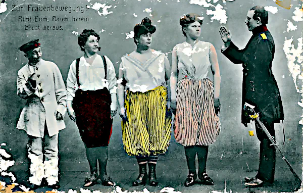 Stramm stehende Frauen in Unterbekleidung und ein instruierender Offizier.