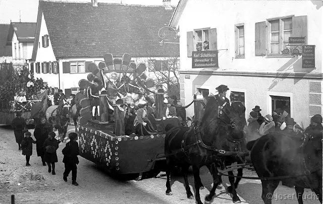 Wagen des Prinzenpaares vor der Uhrmacherei Schultheiss