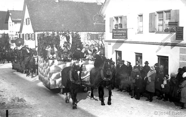 Fasnetsumzug 1929 Ochsenhausen vor dem Haus des Uhrmachers Schultheiss
