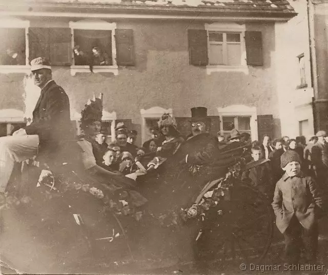 Personenkutsche im Fastnachtsumzug um 1900