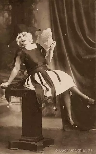 Dame im Fasching 1925)