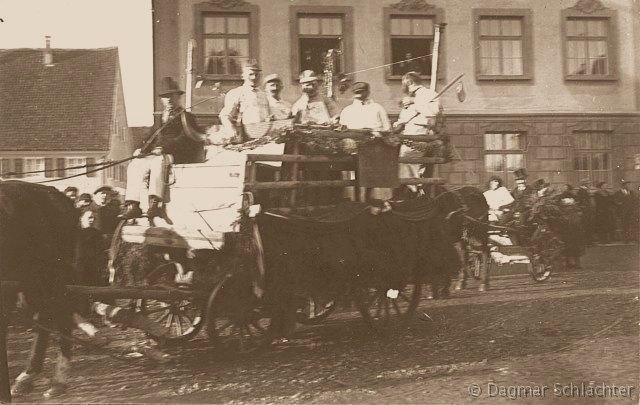 Fasnetsumzug Marktplatz Ochsenhausen um 1900 - Bild 3 Fastnachtswagen um 1900