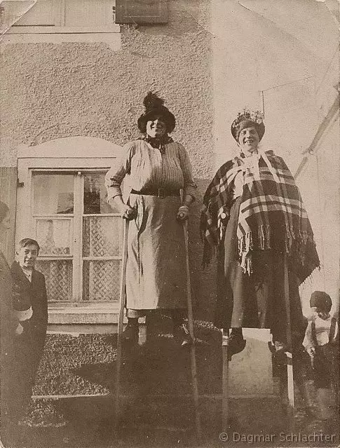 Stelzengänger zur Fastnacht um 1900)