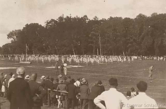 Platz vor der Gigelberghalle Biberach um 1900)