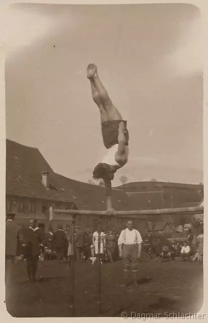 Einarmiger Handstand an Turnstange um 1900)