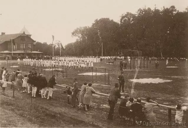 Sportplatz mit Gigelberghalle um 1900)
